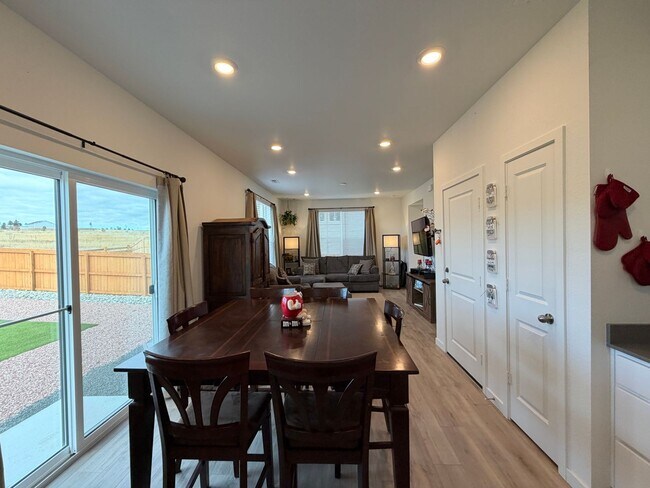 Foto del edificio - Fully Furnished 2024 Model Home Backing to Open Space