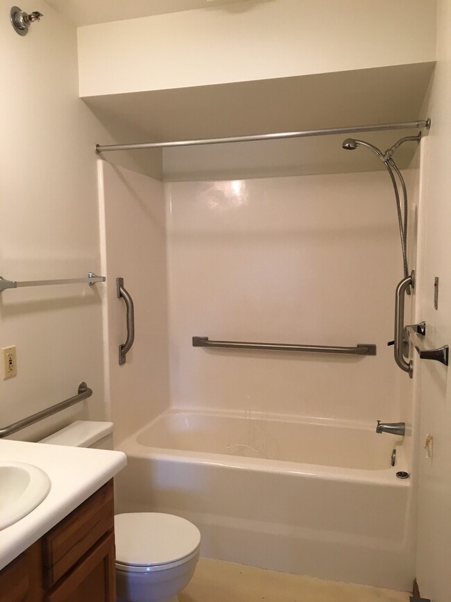 Building Photo - 113 Forest St