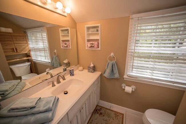 Baño - 2202 Bignonia St