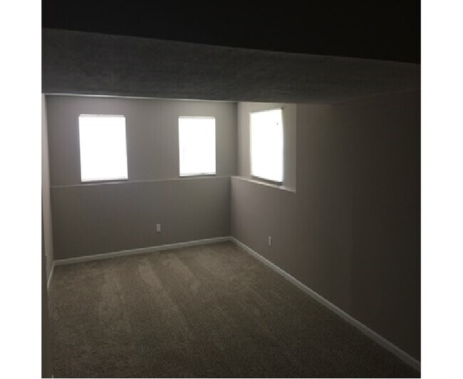 Building Photo - 996 Venetian Ter