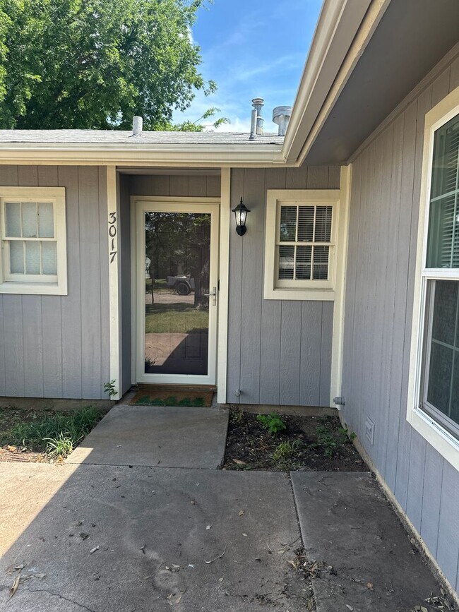 Building Photo - 4 bedroom, 2 bath!