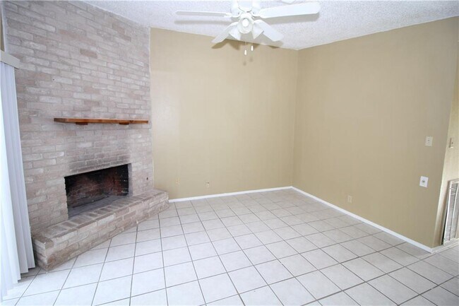 Foto del edificio - 12818 Copper Cliff Ave