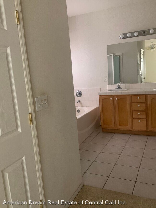 Building Photo - 3 br, 2 bath House - 1046 W Pebble Dr