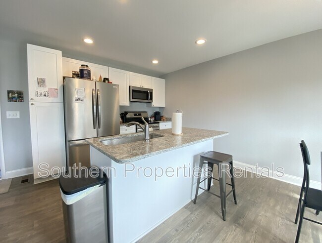 Building Photo - 900 Allstar Ave