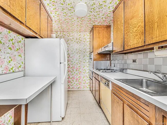 Building Photo - 555 Kappock St