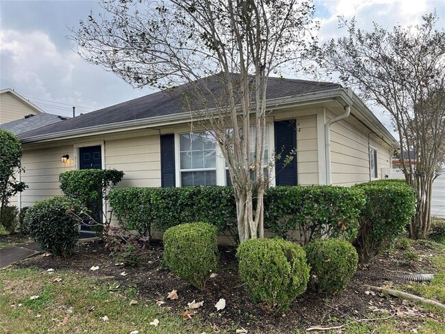 Building Photo - 11915 Chanteloup Dr