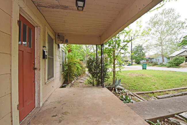 Foto del edificio - East Austin Bungalow - Available August