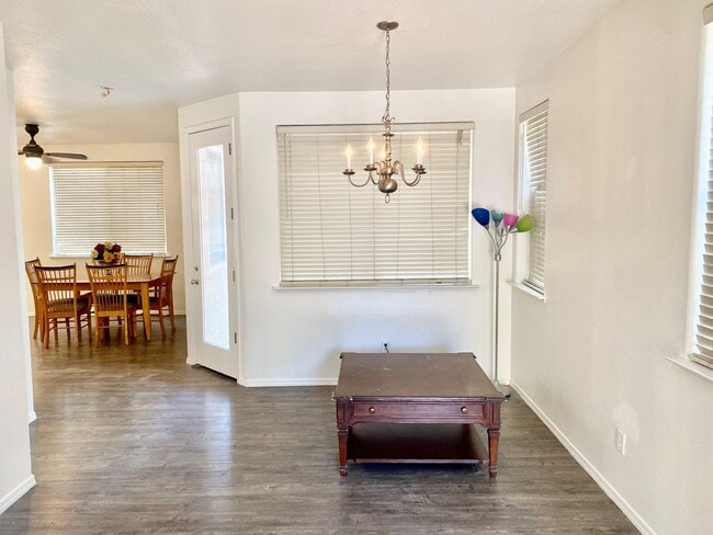 Building Photo - Spacious 4/2.5 off Fig Garden Loop