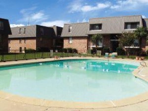Building Photo - 4223 Lakeshore Dr