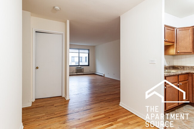 Photo - 540 W Roscoe St Apartment