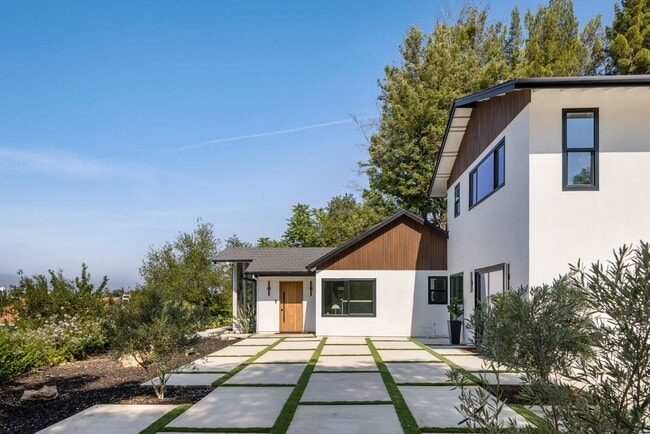 Building Photo - 9425 Gierson Ave