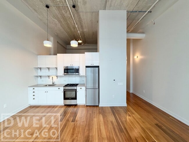 Building Photo - 700 N La Salle Dr