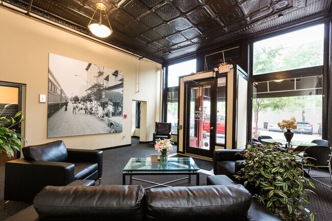 Foto del edificio - Two Bedroom, One Bath with Main Street Vie...