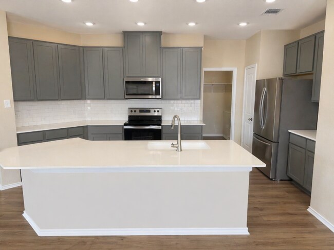 Foto del edificio - AVAILABLE MID MAY; APPLY TODAY ON OUR WEBSITE!!!