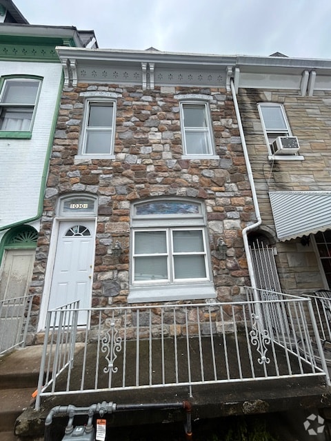 Building Photo - 1030A Elm St