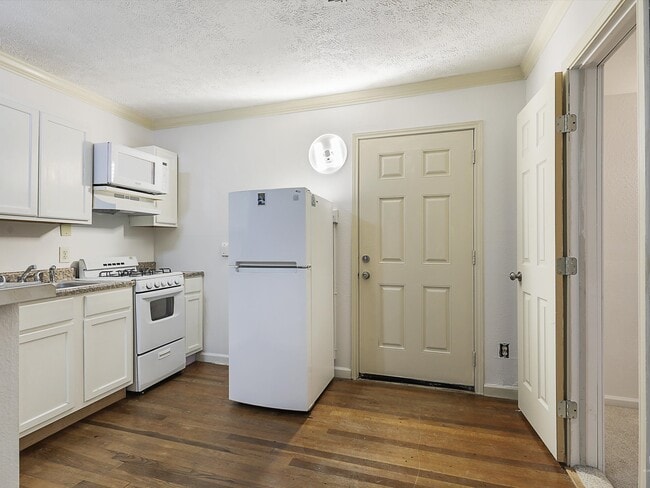 kitchen - 3337 Westminster Ave