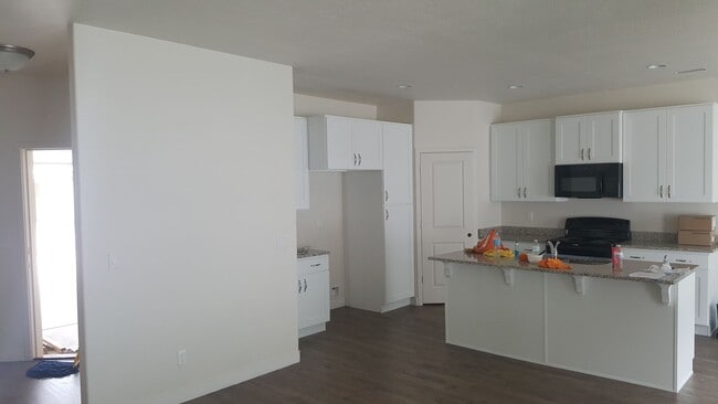Building Photo - Spacious 3-Bedroom, 2.5-Bath Home in Cente...