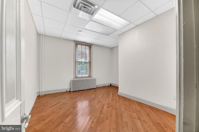 Building Photo - 401 W Broad St