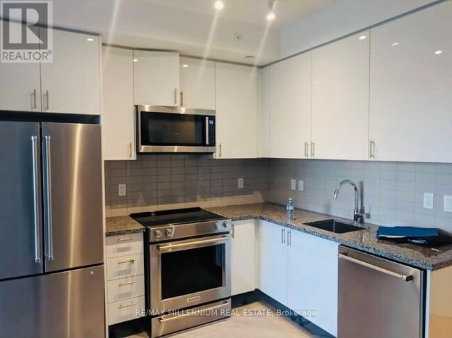 Building Photo - 621-621 Sheppard Ave E
