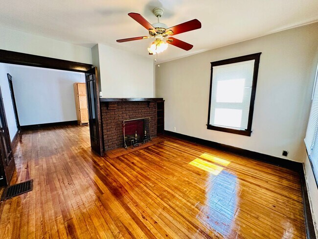Foto del edificio - Adorable 2 bedroom home with two living ar...