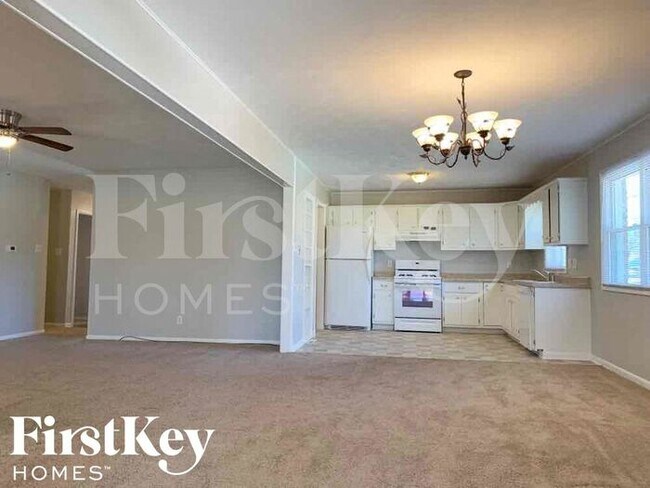 Building Photo - 615 Oak Dr