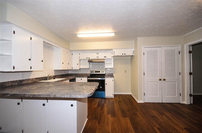 Building Photo - 8218 Lullwater Dr