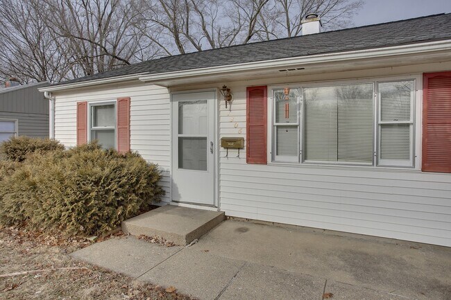 Building Photo - Updated 2 bedroom, 1 bath house with Fence...