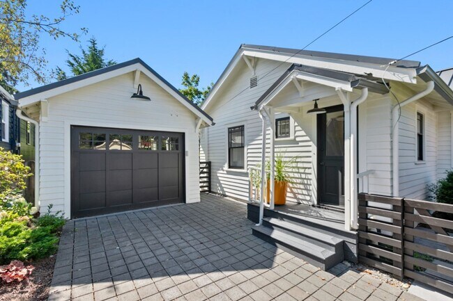 Foto del edificio - 2Bd/1Ba Seattle Duplex