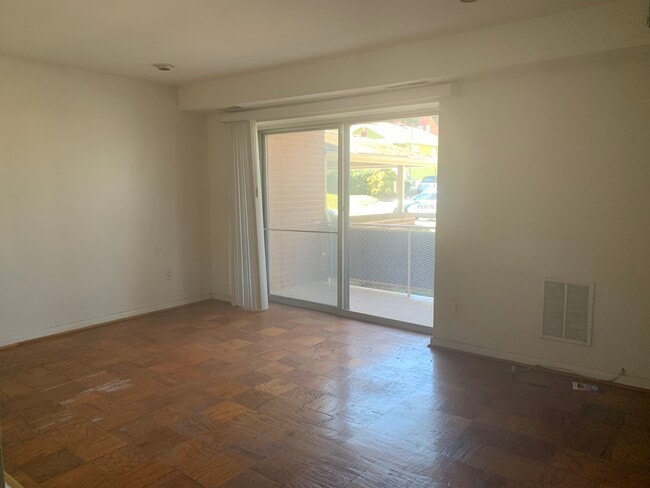 Estudio hacia balcón - 1931 N Cleveland St