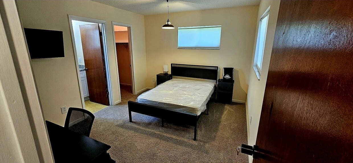 Photo - 8455 Frost St N - Room 4