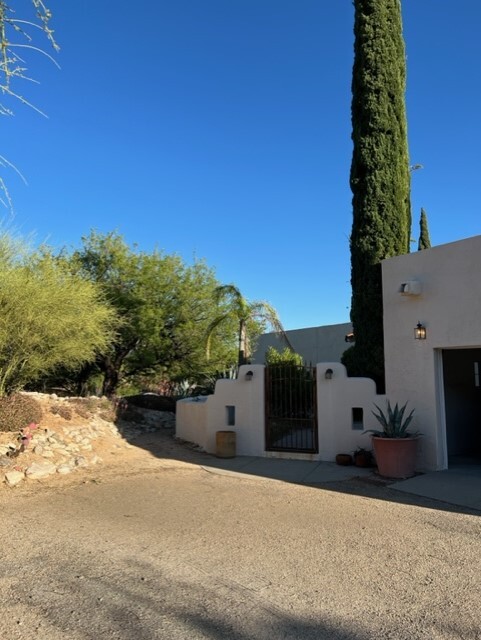 Building Photo - 6690 N Los Leones Dr