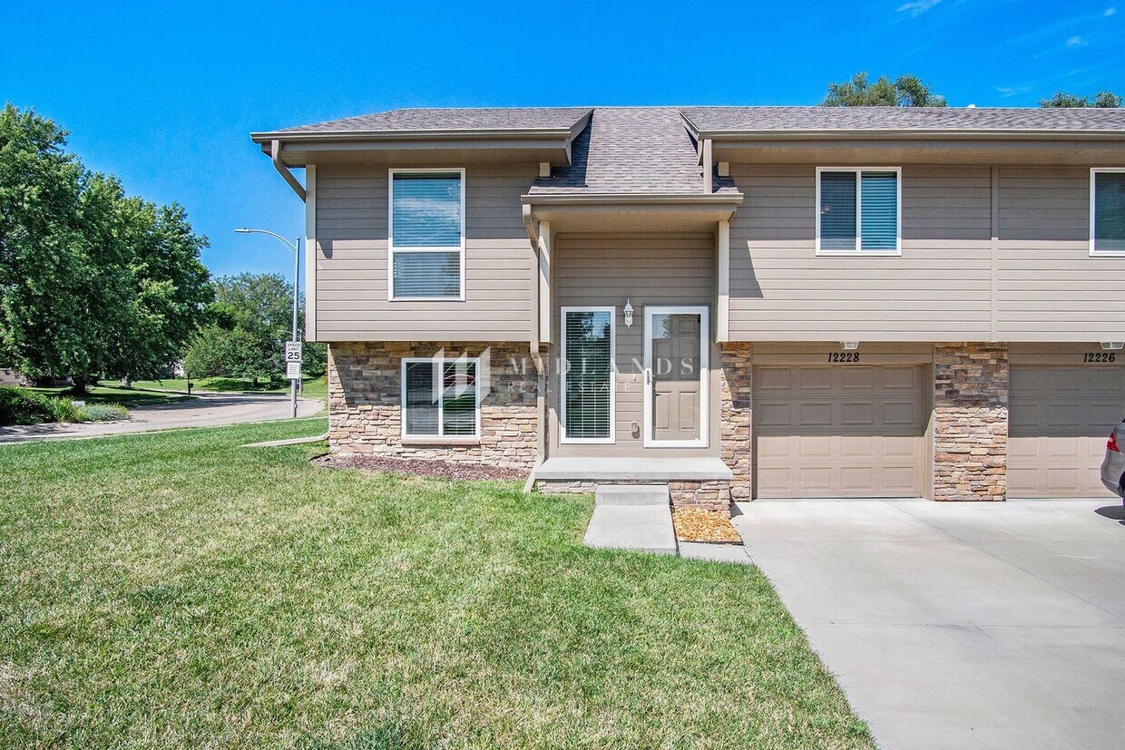 Primary Photo - Updated 2 Bedroom Duplex!