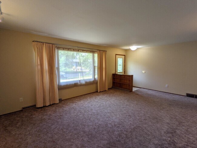 Building Photo - 483 Rushmore Ln
