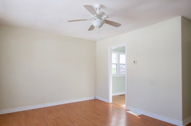 Photo du bâtiment - CUTE 2BD BUNGALOW IN ESTABLISHED EAST LONDON NEIGHBOURHOOD.