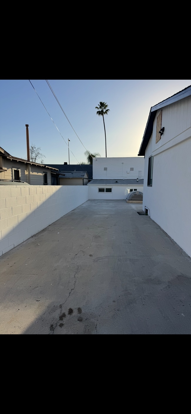 Building Photo - 1939 W Glenoaks Blvd