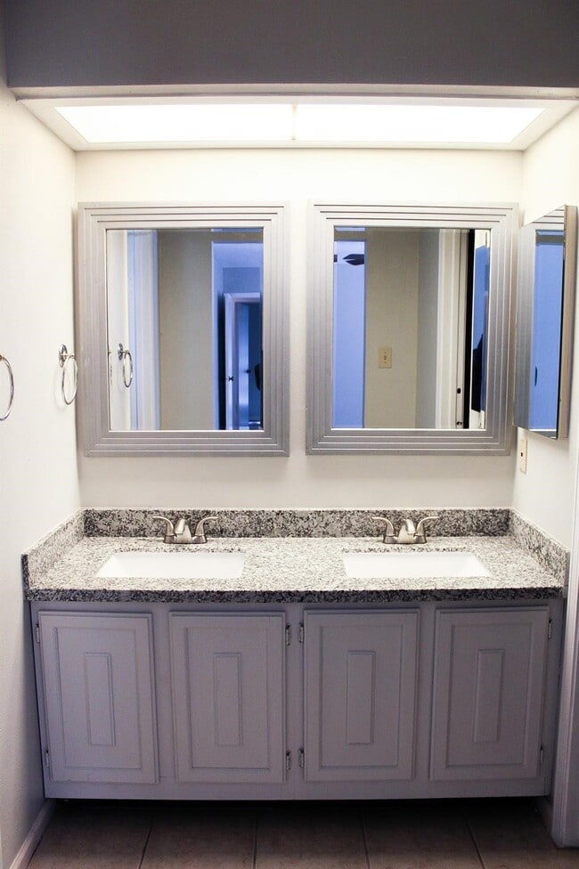 Building Photo - 39 S White Pebble Ct