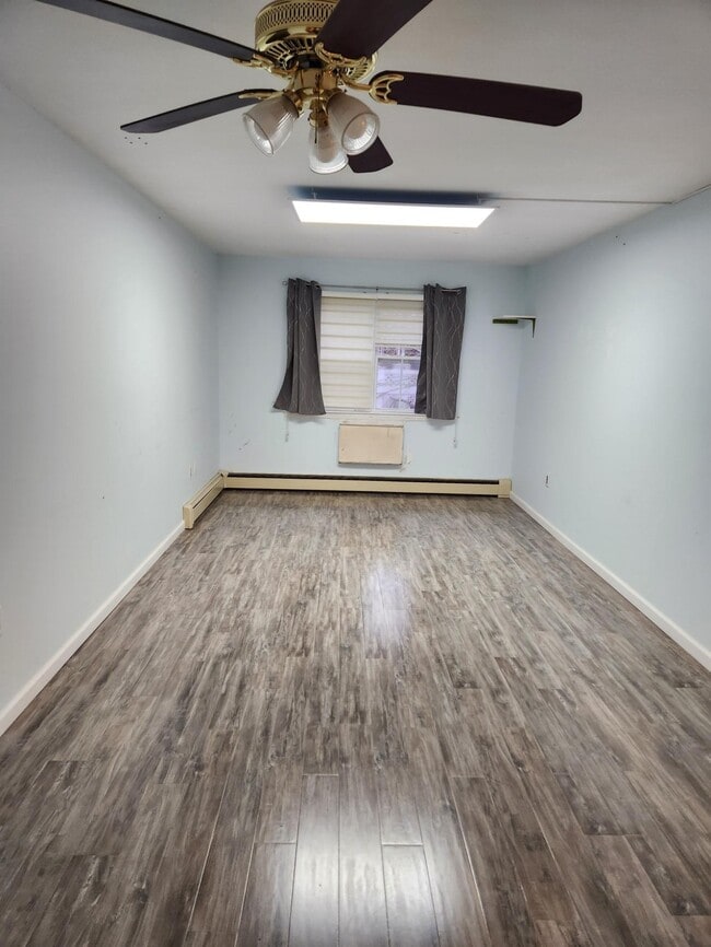 Building Photo - 82-74 Country Pointe Cir