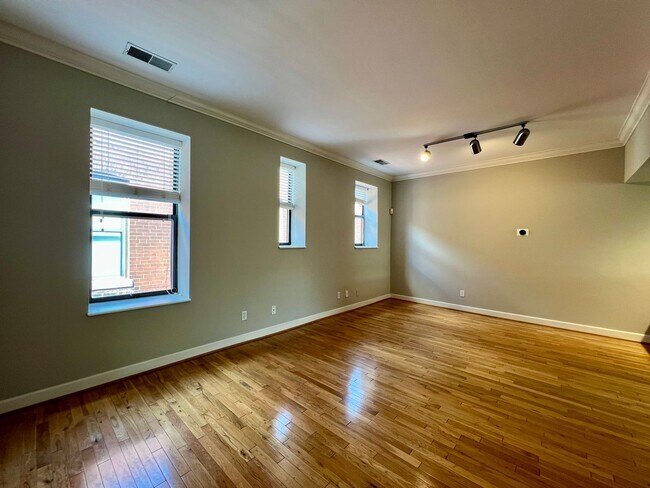 Foto del edificio - 5653 Waterman Blvd