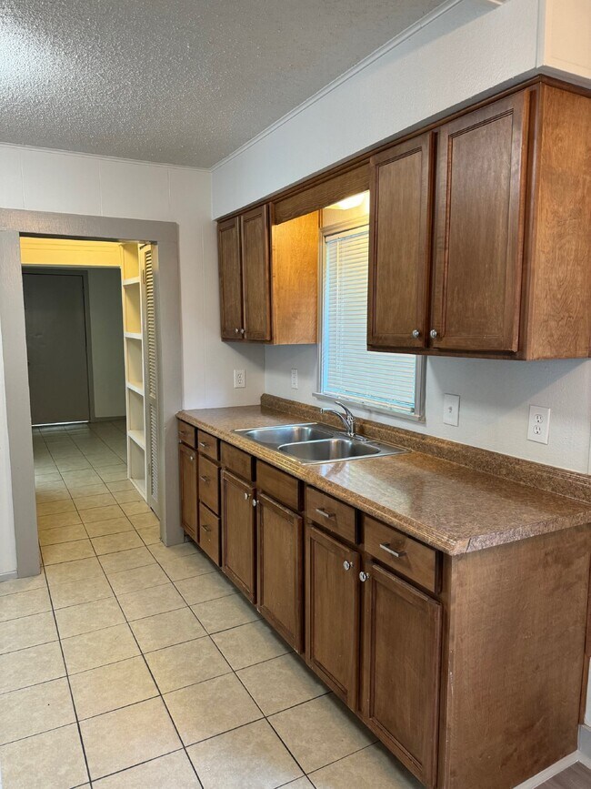 Foto del edificio - "Charming 2-Bedroom Home – Cozy and Comfortable 759 Sq Ft Living!"