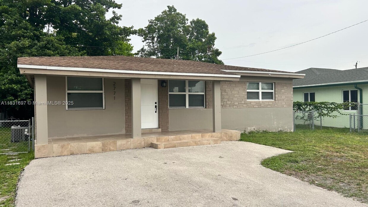 Foto principal - 2771 NW 11th Ct
