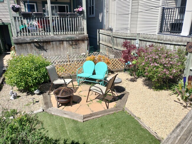 Patio trasero compartido - 1943 W Oakdale Ave