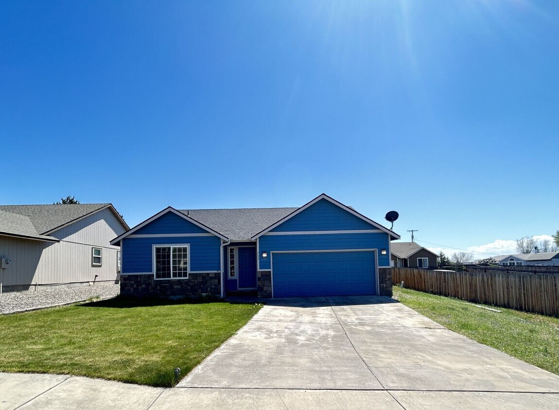 737 SE Cross Ln, Madras, OR 97741 House Rental in Madras, OR