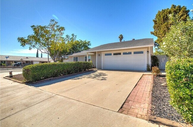 Foto del edificio - 13739 Sylmar Dr