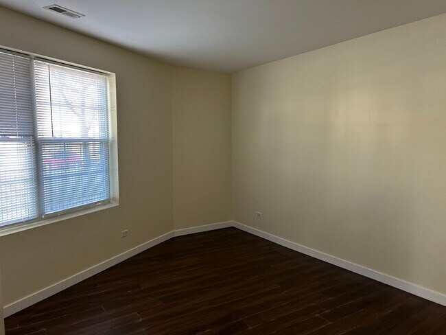 Foto del edificio - 7441 N Rogers Ave