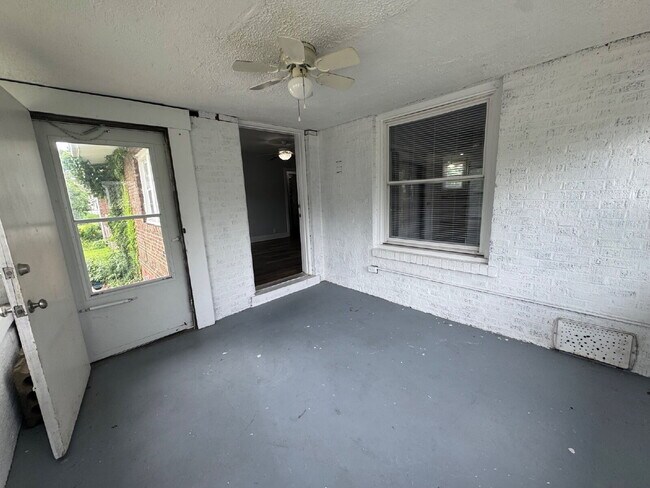 Foto del edificio - "Charming 3-Bed Home in Springfield with Spacious 1245 Sq Ft Layout!"