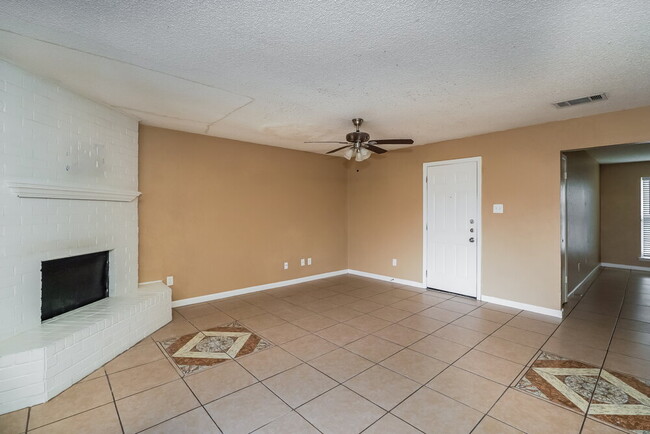 Foto del edificio - 3713 Arnold Dr