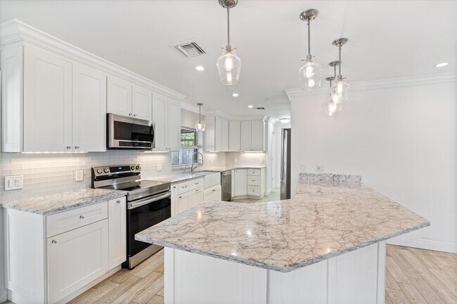 Foto del edificio - 799 NW 7th Dr