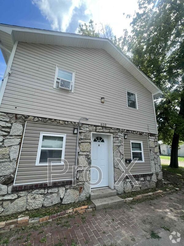 Building Photo - 610 W 9th St