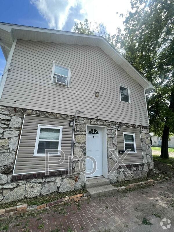 Building Photo - 610 W 9th St