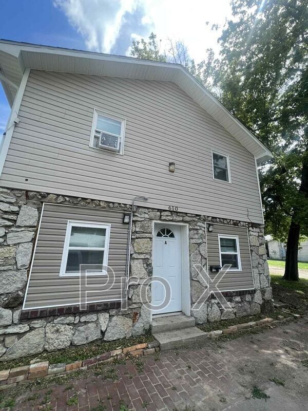 Primary Photo - 610 W 9th St